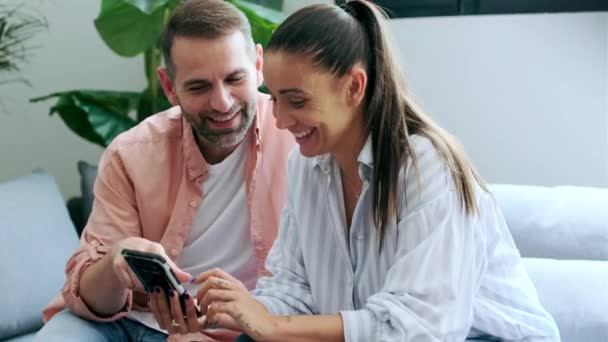 Mutlu Olgun Bir Çiftin Akıllı Telefondaki Fotoğraflarını Çekerken Evdeki Kanepede — Stok video