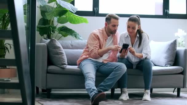 Vidéo Couple Mature Heureux Regardant Des Photos Dans Téléphone Intelligent — Video