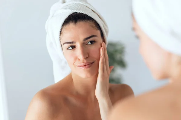Portrait Beautiful Young Woman Caring Her Skin While Putting Cream — Stock Photo, Image