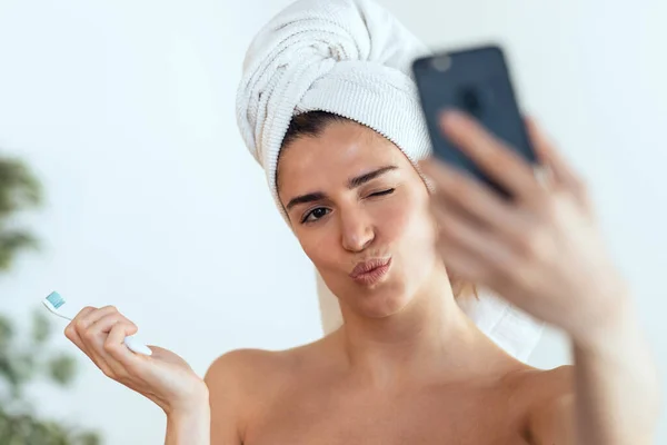 Evdeki Banyoda Selfie Çekerken Dişlerini Fırçalayan Güzel Bir Genç Kadın — Stok fotoğraf