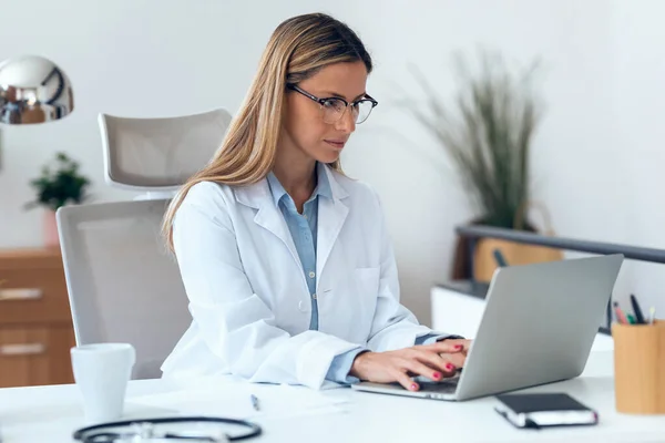 Colpo Maturo Concentrato Attraente Medico Donna Che Lavora Con Suo — Foto Stock