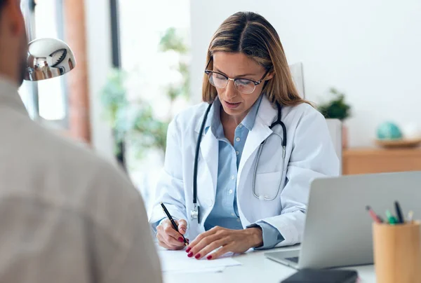 Skjuten Vacker Mogen Kvinnlig Läkare Talar Samtidigt Förklara Medicinsk Behandling — Stockfoto