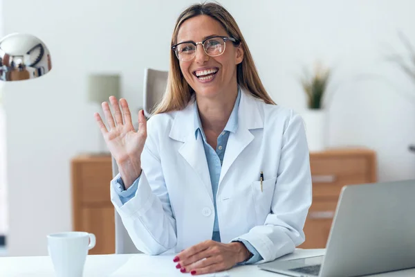 Retrato Madura Atractiva Doctora Mirando Cámara Mientras Trabaja Sentada Consulta — Foto de Stock