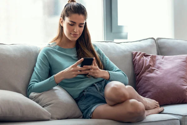 Tiro Mujer Sonriente Bastante Joven Usando Teléfono Móvil Mientras Toma —  Fotos de Stock