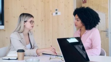 Çok ırklı kadın girişimcilerin birlikte çalışırken konuştuğu bir video..