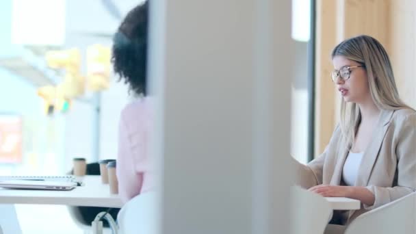 Vidéo Femmes Entrepreneurs Multiethniques Parlant Tout Travaillant Dans Lieu Coworking — Video