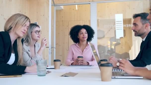 職場で一緒に仕事をしている間に話し合い 話す複数のビジネスの人々のビデオ — ストック動画