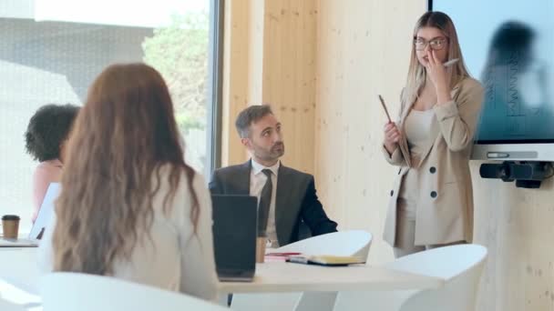 Video Hermosa Mujer Negocios Hablando Mientras Explican Proyecto Equipo Negocios — Vídeo de stock