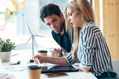 Birlikte çalışan dijital tablet ile birlikte çalışan başarılı iş ekibinin çekimi.