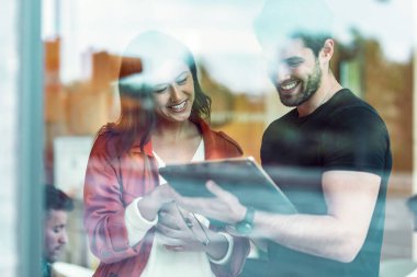 İşletme ekibinin dijital tabletlerini yan yana çiğnerken mola verirken çekimleri.