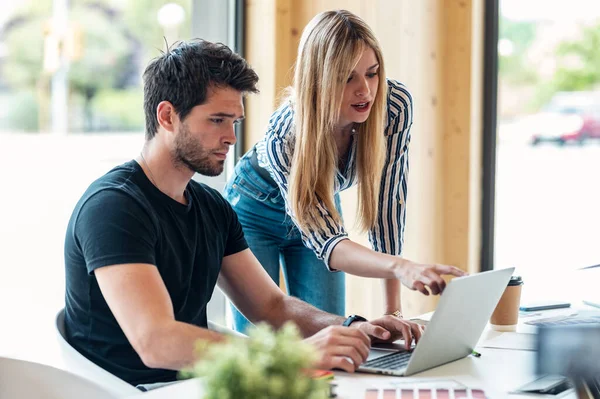 Skott Smarta Affärsmän Som Arbetar Tillsammans Med Bärbar Dator När — Stockfoto