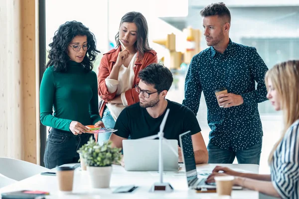 Colpo Squadra Affari Successo Che Sta Intorno Computer Presentazione Lavoro — Foto Stock