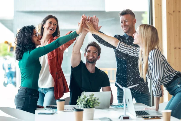 Prise Vue Groupe Entreprises Intelligentes Célébrant Bon Travail Tout Tenant — Photo