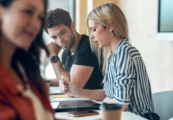 Fotografía Del Exitoso Equipo Negocios Que Trabaja Junto Con Tableta — Foto de Stock