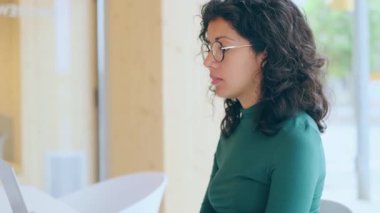 Birlikte çalıştığı yerde dizüstü bilgisayarla çalışan güzel bir iş kadını videosu..