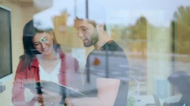 İşletme ekibinin dijital tabletlerini yan yana çiğnerken mola verdiği bir video..