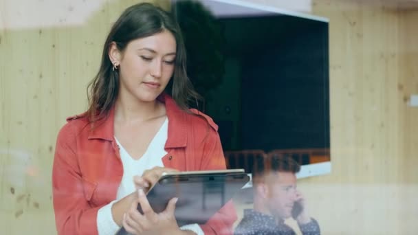 Vidéo Jolie Femme Affaires Travaillant Avec Une Tablette Numérique Tout — Video