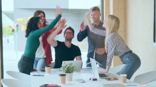 Video Del Grupo Exitosos Equipos Negocios Inteligentes Celebrando Buen Trabajo — Vídeo de stock