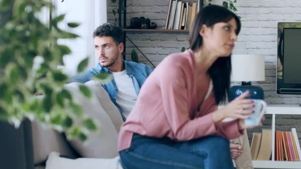 Vídeo Jovem Casal Zangado Sentado Sofá Juntos Olhando Para Lados — Vídeo de Stock