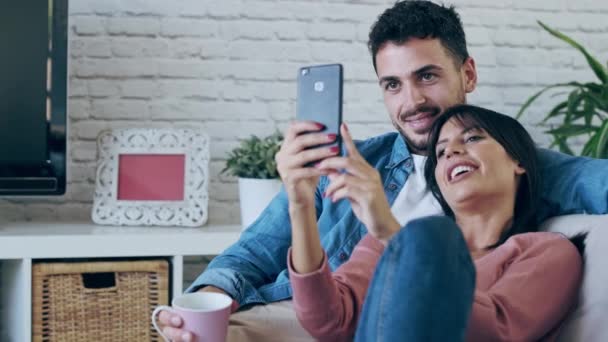 Video Glückliches Junges Paar Telefoniert Mit Smartphone Während Hause Auf — Stockvideo