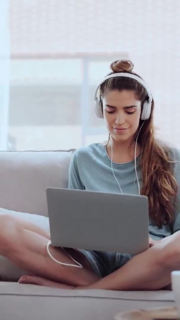 Video Einer Motivierten Jungen Frau Die Mit Ihrem Laptop Tanzt — Stockvideo