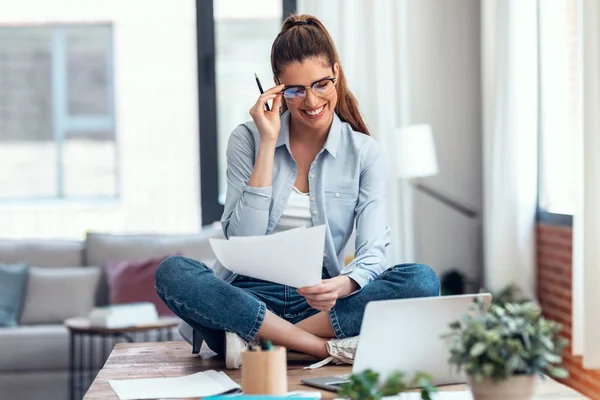 Girato Donna Affari Che Videochiamate Con Computer Portatile Mentre Seduto — Foto Stock