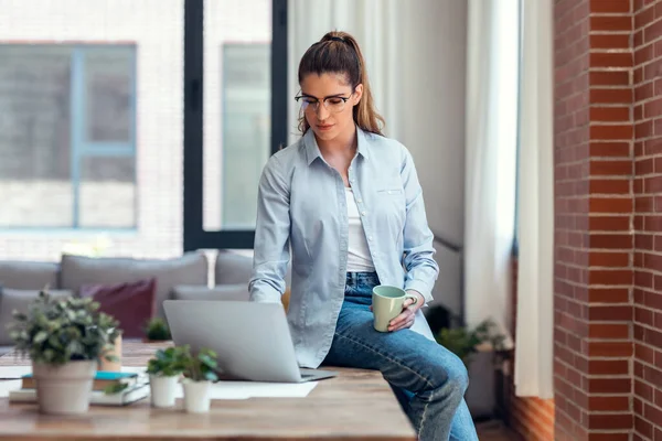 Tiro Mulher Negócios Inteligente Trabalhando Com Laptop Enquanto Sentado Mesa — Fotografia de Stock