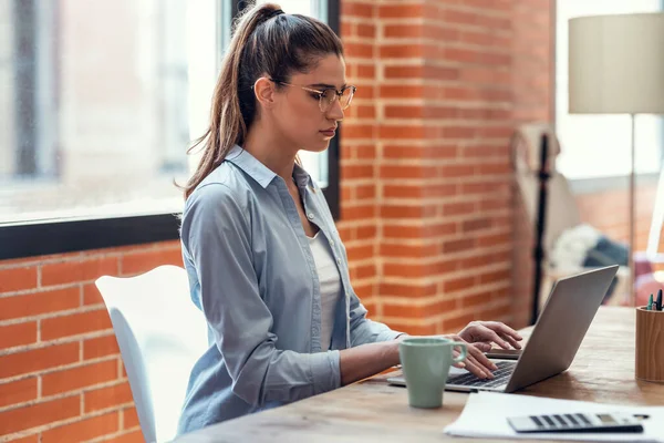 Shot Concentrated Young Business Woman Working Laptop Living Room Home — ストック写真