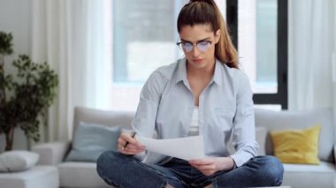 Akıllı iş kadınlarının evdeki oturma odasındaki masada otururken dizüstü bilgisayarla çalıştıkları video..