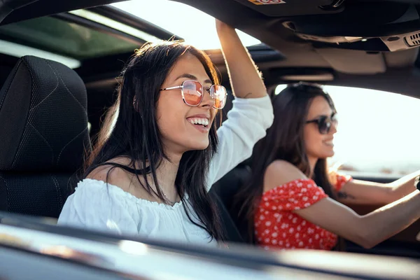 Shot Pretty Young Women Singing While Driving Car Road Trip — Stock Photo, Image