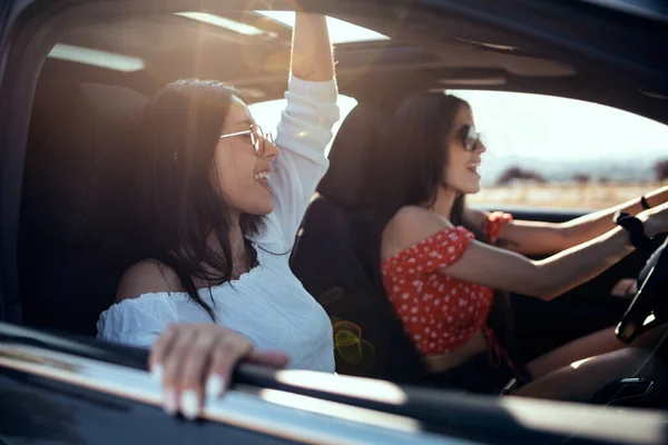 Tiro Mulheres Muito Jovens Cantando Enquanto Dirige Carro Viagem Carro — Fotografia de Stock