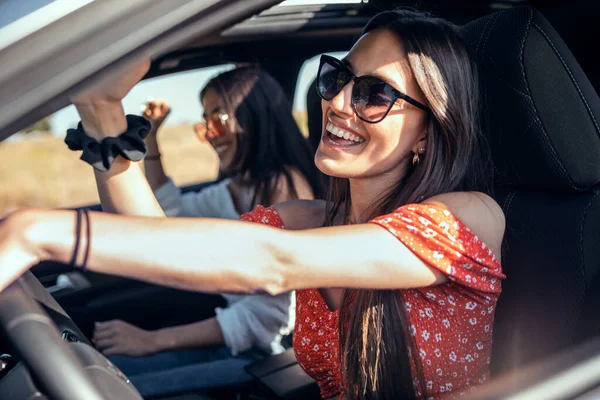 Tiro Mulheres Muito Jovens Cantando Enquanto Dirige Carro Viagem Carro — Fotografia de Stock