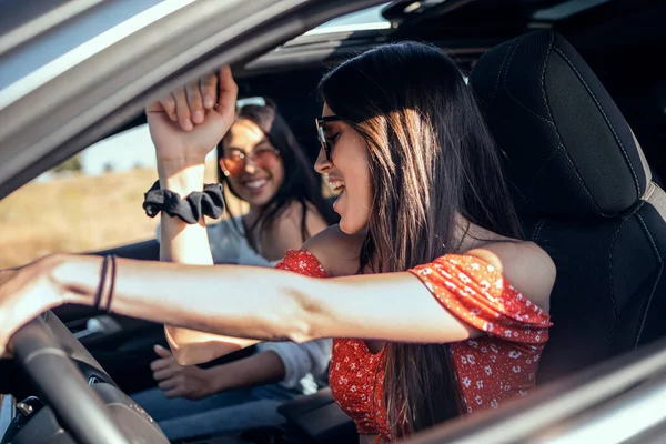 Girato Belle Giovani Donne Che Cantano Durante Guida Una Macchina — Foto Stock