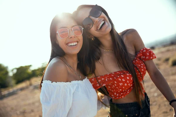 Tourné Deux Jeunes Femmes Souriantes Parlant Riant Tout Profitant Été — Photo