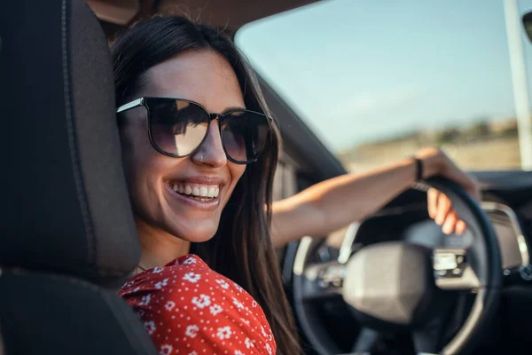 Retrato Una Hermosa Joven Conduciendo Coche Mientras Sonríe Cámara —  Fotos de Stock