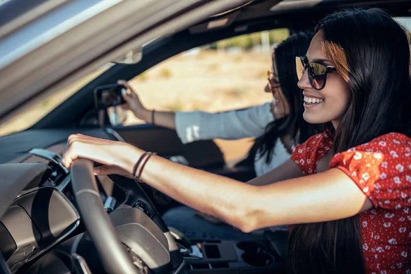 Girato Belle Giovani Donne Che Scattano Una Foto Durante Guida — Foto Stock