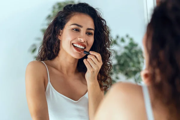 Evinde Aynanın Yanında Makyaj Yapan Güzel Bir Genç Kadın Fotoğrafı — Stok fotoğraf