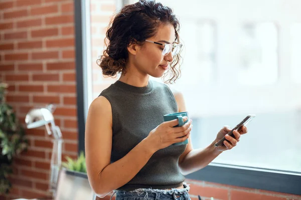 Colpo Donna Affari Intelligente Che Utilizza Telefono Cellulare Mentre Beve — Foto Stock