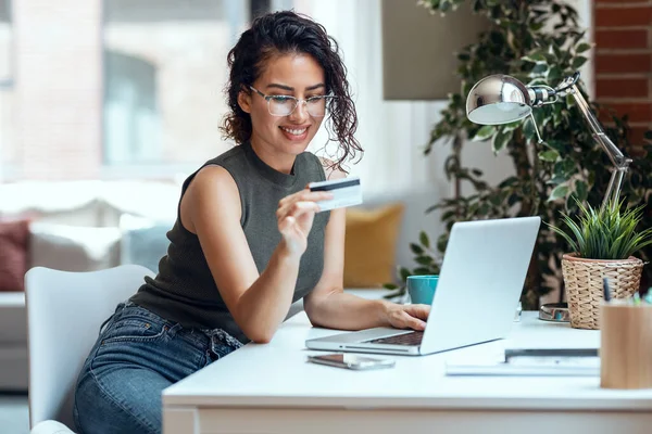 Shot Cute Woman Holding White Credit Card Shopping Online Computer — Stock Photo, Image