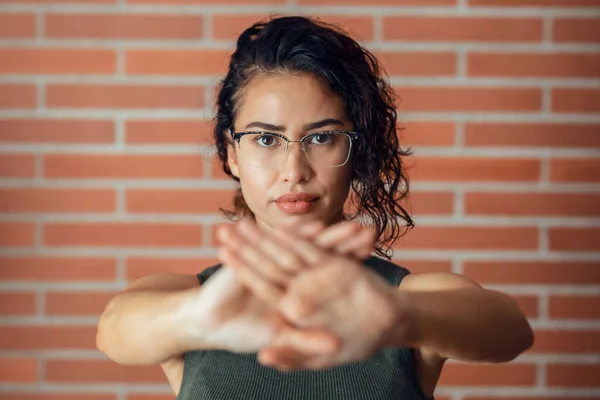 Retrato Mulher Lutadora Fazendo Stop Sign Com Mãos Enquanto Diz — Fotografia de Stock