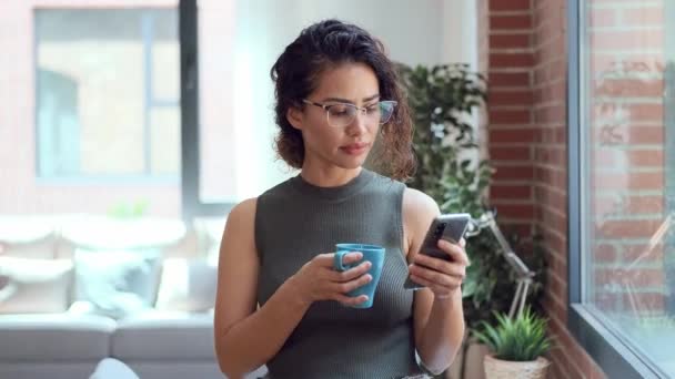 Video Una Mujer Negocios Inteligente Usando Teléfono Móvil Mientras Bebe — Vídeo de stock