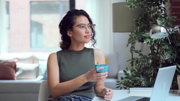 Видео Уверенной Деловой Женщины Работающей Ноутбуком Время Питья Кофе Глядя — стоковое видео