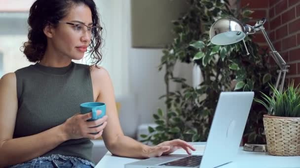 Видео Красивой Деловой Женщины Работающей Ноутбуком Время Питья Кофе Гостиной — стоковое видео