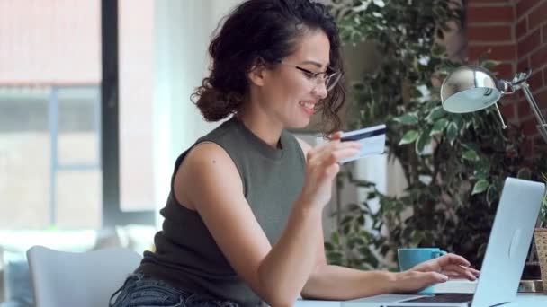 Vídeo Mulher Bonito Segurando Cartão Crédito Branco Para Compras Line — Vídeo de Stock
