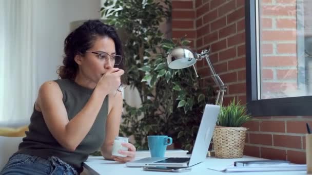 Video Beautiful Young Business Woman Working Laptop While Eating Yogurt — Vídeos de Stock
