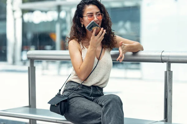 Disparo Una Joven Mujer Negocios Sonriente Usando Teléfono Móvil Sentado — Foto de Stock