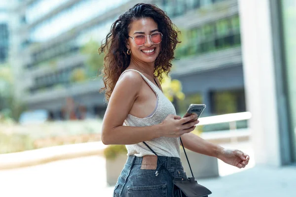 Shot Van Mooie Jonge Zakenvrouw Met Behulp Van Haar Mobiele — Stockfoto