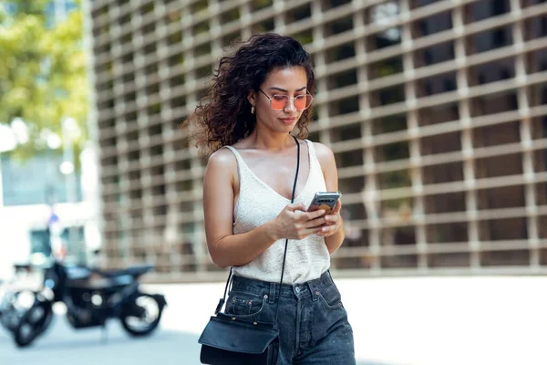 Tiro Bela Jovem Mulher Negócios Usando Seu Telefone Celular Enquanto — Fotografia de Stock