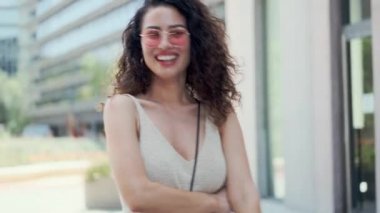 Sokakta kameraya bakarken gülümseyen güzel bir genç kadın videosu..
