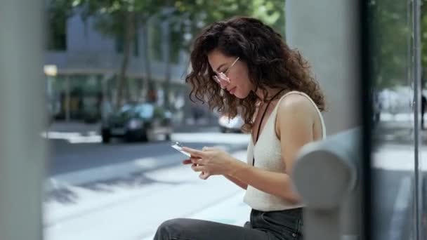 Vidéo Jolie Jeune Femme Affaires Utilisant Son Téléphone Portable Attendant — Video